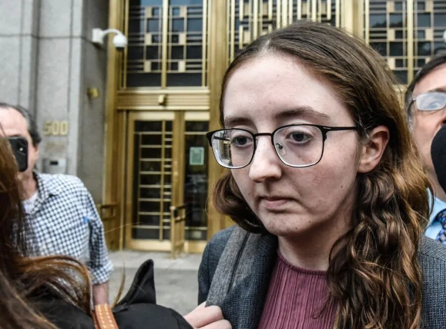 Кэролайн Эллисон. Короче, решительно все подельники Сэма сдали его с потрохами. Так что, сидеть они будут все вместе. Но подельники недолго, а вот сам Сэм – до упора...