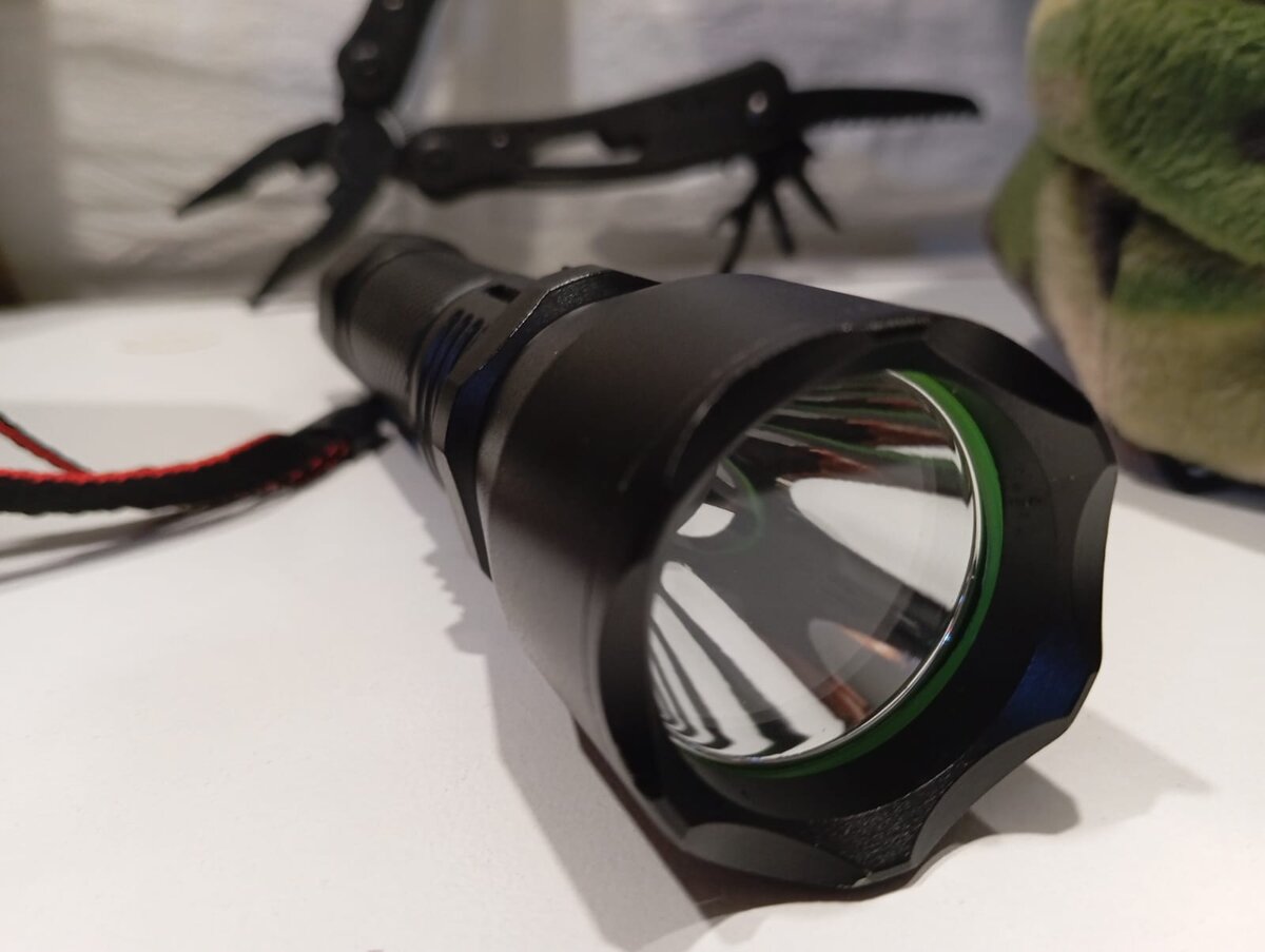 Тактические противоударные фонари