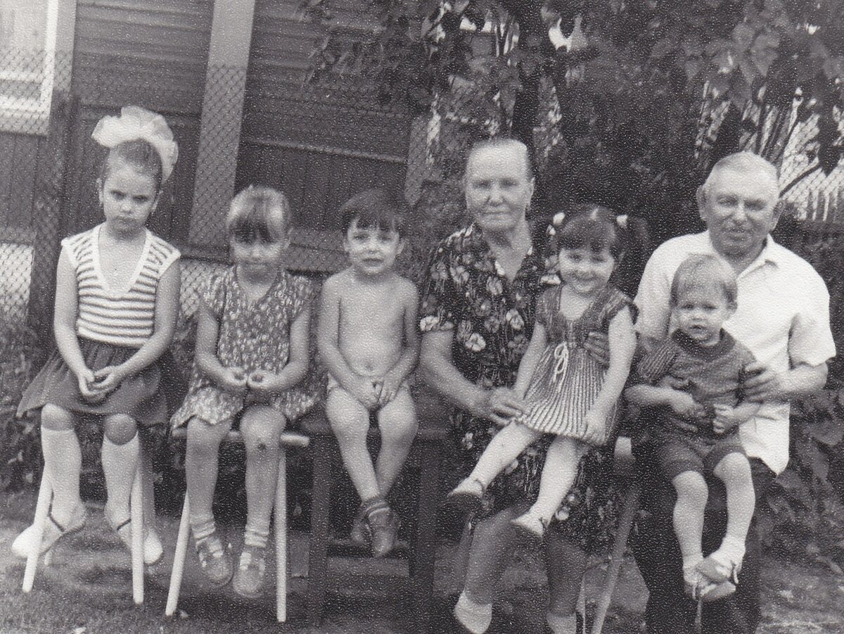 Мои бабушка и дед с правнуками, начало 90-х  