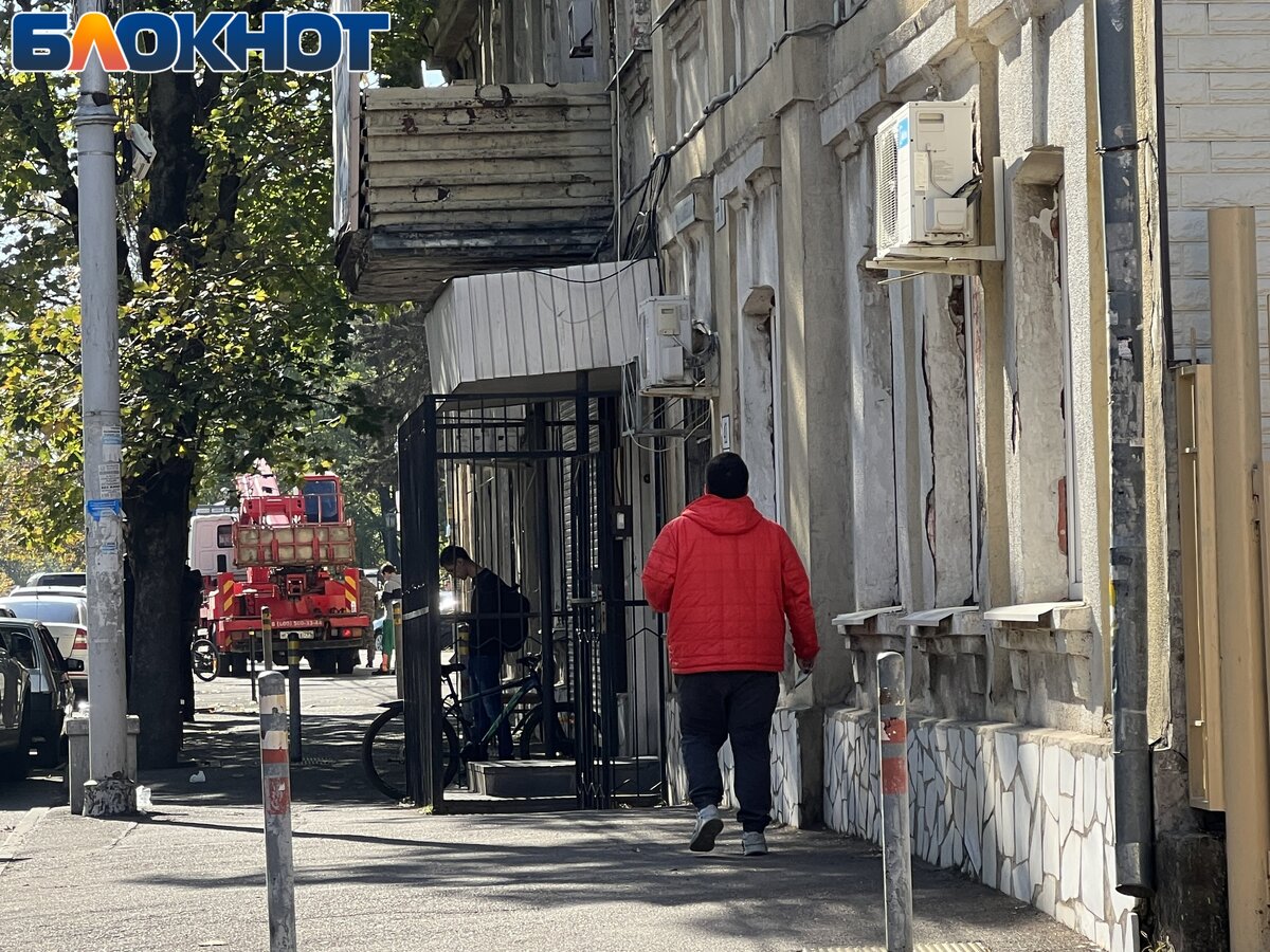 У краснодарского военкомата собрались срочники и полиция | Блокнот Краснодар  | Дзен