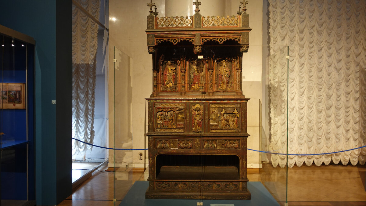Дрессуар (поставец). Франция, последняя четверть XV века, доделки XIX в. Из коллекции А. П. Базилевского, ранее из собрания Барри в Тулузе
