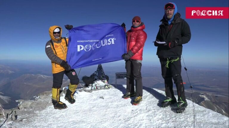    Флаг выставки-форума «Россия» развернули на МКС космонавты Олег Кононенко и Николай Чуб Андрей Севостьянов