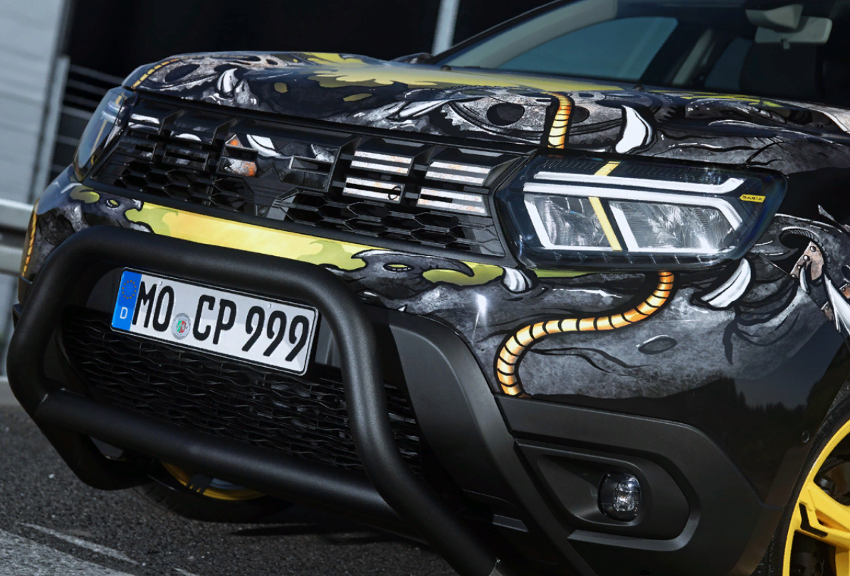 Отличительная черта тюнингованного Dacia Duster: черная передняя планка.