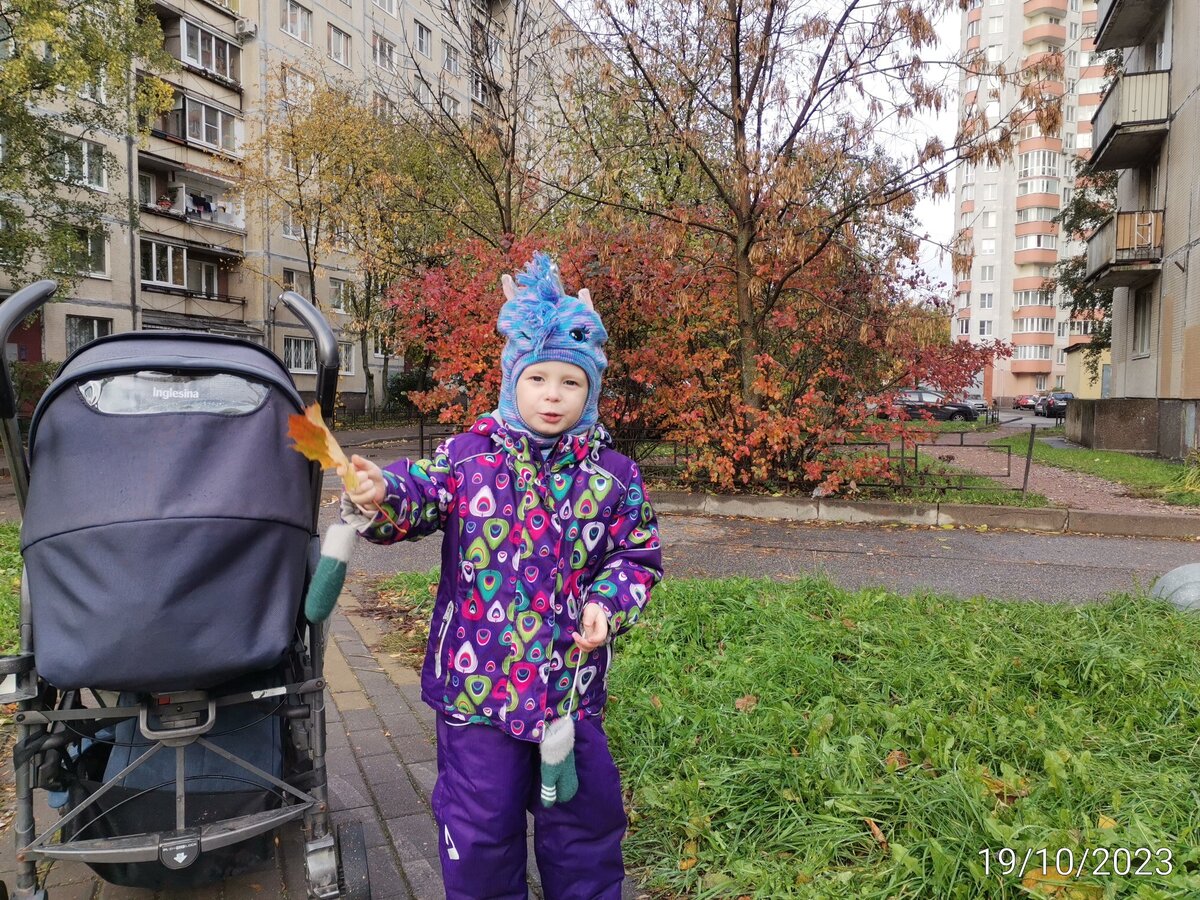 Танцует и поёт на улице