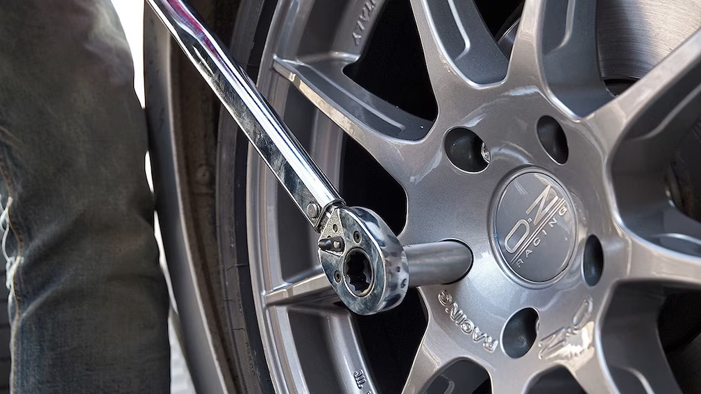 При сезонной замене колес часто возникает вопрос, к какой оси на самом деле относятся более изношенные шины: передняя или задняя? Ответ не так прост, как кажется.