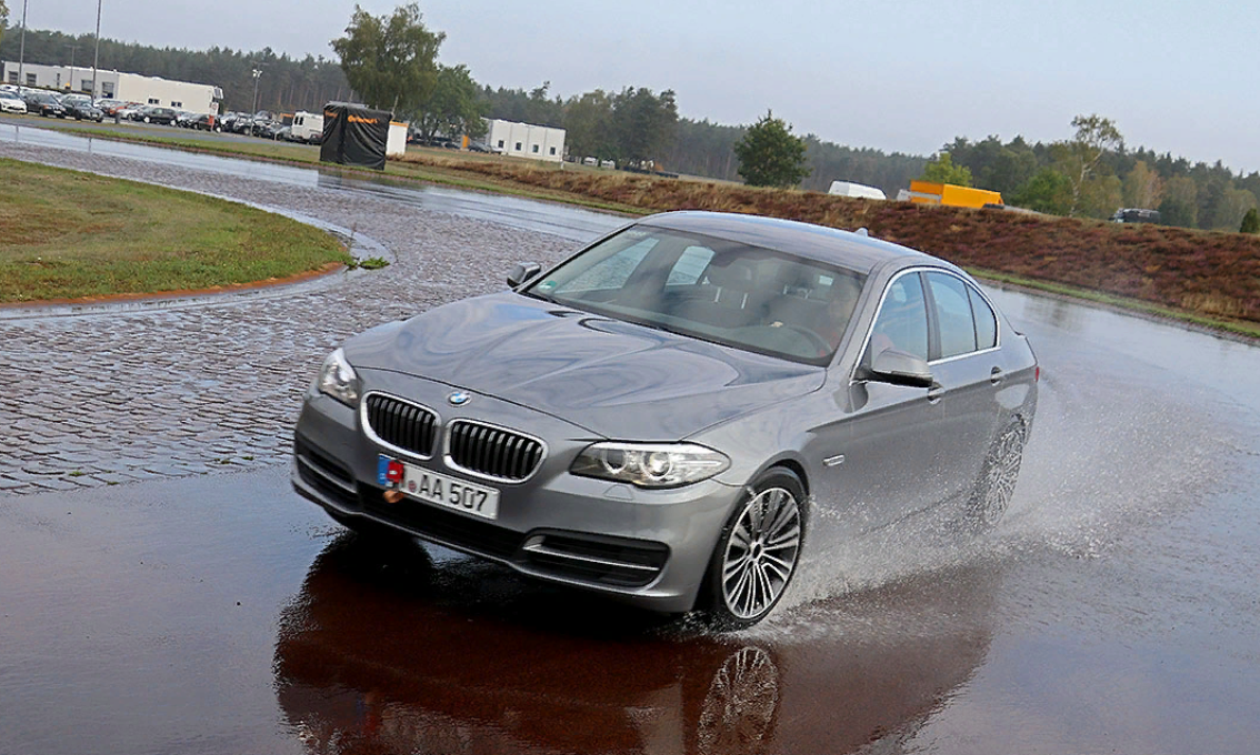Различная глубина протектора ухудшает устойчивость автомобиля во время движения, а также может повлиять на безопасность аквапланирования.