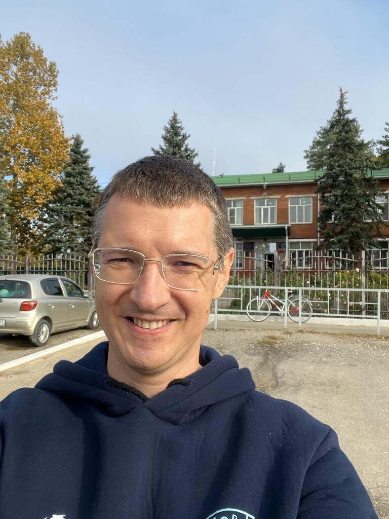 Школа и садик. Не новые, но добротные.