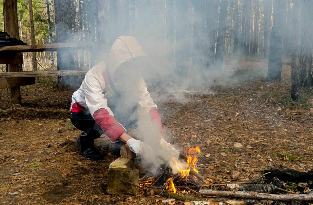 К чему снится пожар огонь дым. Дымовой костер. Дым от костра. Дымка от костра. Дымокуренные костры.