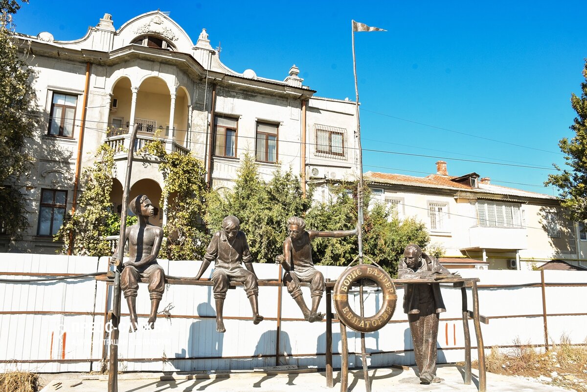 Скульптура по мотивам повести «До свидания, мальчики» // Фото: пресс-служба администрации Евпатории 