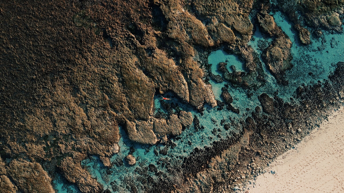 Пляж Нянг Нянг во время отлива, на побережье образуются природные ванны из-за особенностей кораллового рифа