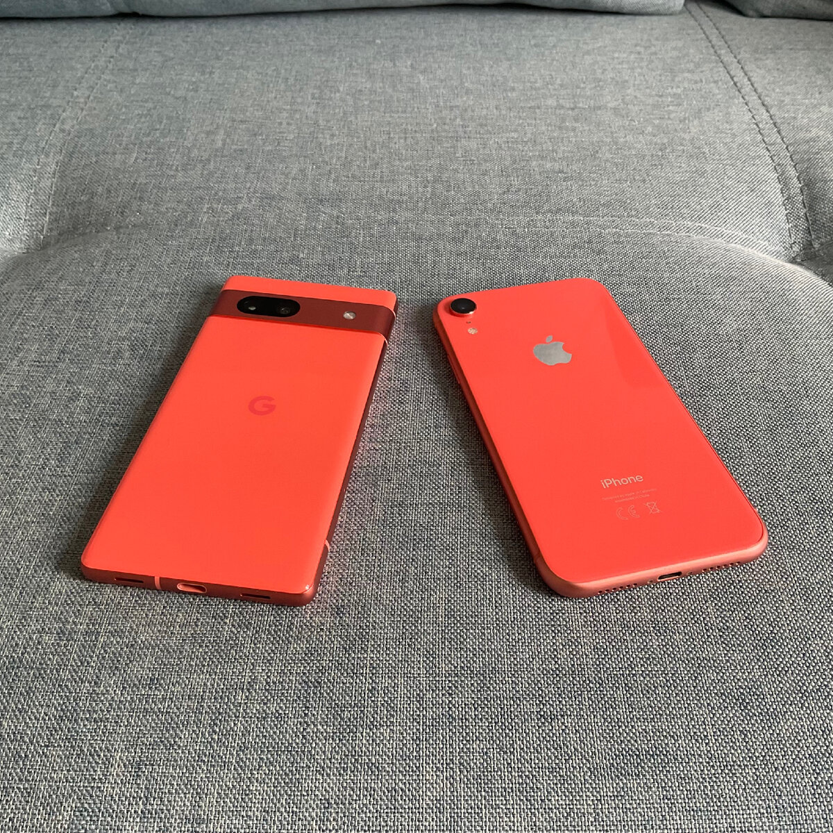 Google Pixel 7a Coral и Apple iPhone XR Coral