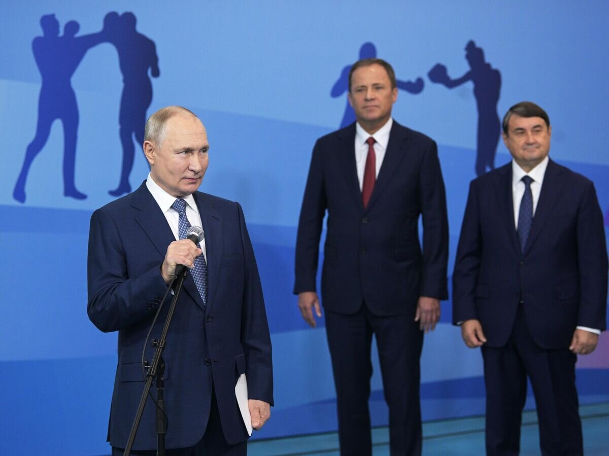    Путин принимает участие в режиме видеоконференции в открытии спортивных объектов в Перми. Слева направо на втором плане: Игорь Комаров и Игорь Левитин© РИА Новости / Алексей Никольский