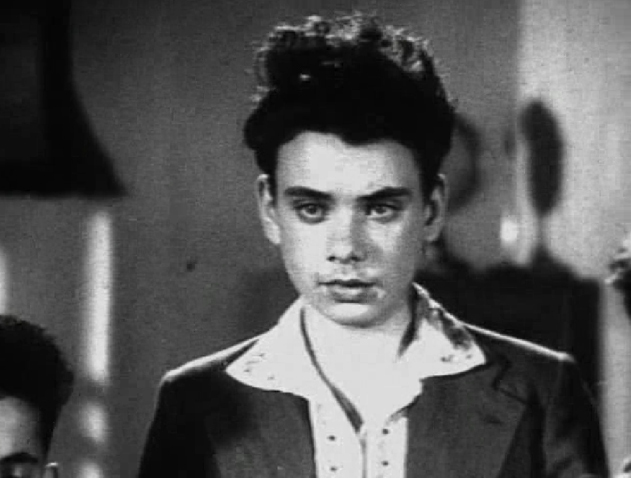 Стоп-кадр из советского фильме "Зоя", 1944 год, актер Алексей Баталов, общественное достояние в соответствии с законодательством РФ, ссылка на источник, автора, лицензии, тому подобное https://commons.wikimedia.org/wiki/File:Shot_from_Soviet_film_%22Zoya%22_-_05.jpg?uselang=ru