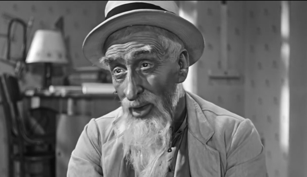 Стоп-кадр из советского фильма "Старик Хоттабыч" (1956 г., реж. Геннадий Казанский). На фото главный герой Старик Хоттабыч в исполнении актера Николая Волкова-старшего - отец младш.