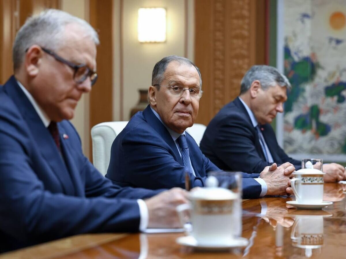    Министр иностранных дел РФ Сергей Лавров во время встречи с лидером КНДР Ким Чен Ыном в Пхеньяне© РИА Новости / пресс-служба МИД РФ