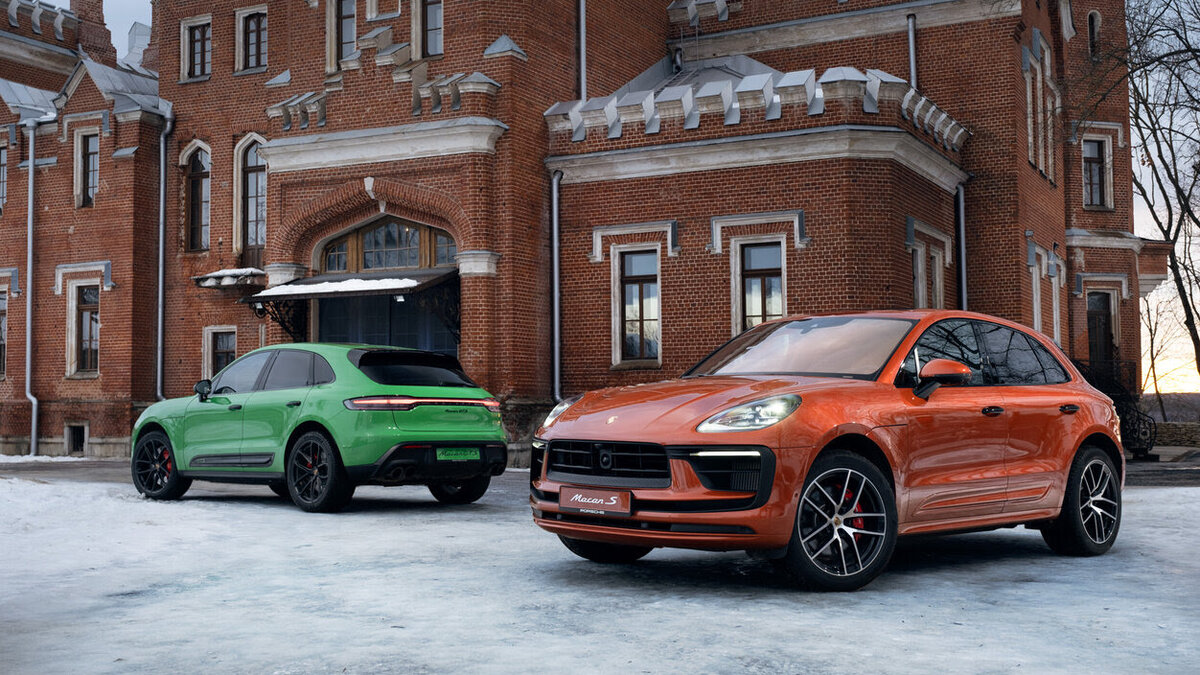 Однако по всем канонам автомобильной индустрии это тоже лишь обновление. Стиль сохранён, как и кузов «в металле». Macan пережил лишь лёгкую пластику — изменились воздухозаборники в переднем бампере, сзади стал чёрным (на всех версиях) и более агрессивным диффузор, обновлены пластиковые накладки на боковинах, в списке опций появились колёса нового дизайна, а их базовый размер увеличен до 19 дюймов. В общем, неспециалисту отличить в потоке этот кроссовер от предшественника будет Вот по интерьеру рестайлинг прошёлся катком. Он закатал шеренги кнопок на центральном тоннеле в плоские и глянцевые сенсорные панели. Получилось в стиле современных Porsche, и это, пожалуй, даже красиво. По крайней мере, в отличие от интерьеров других марок, Macan внутри не покрывается отпечатками пальцев в первые же минуты общения с автомобилем. Но удобства сенсоры не прибавили: любое нажатие требует перевода взгляда с дороги вниз.