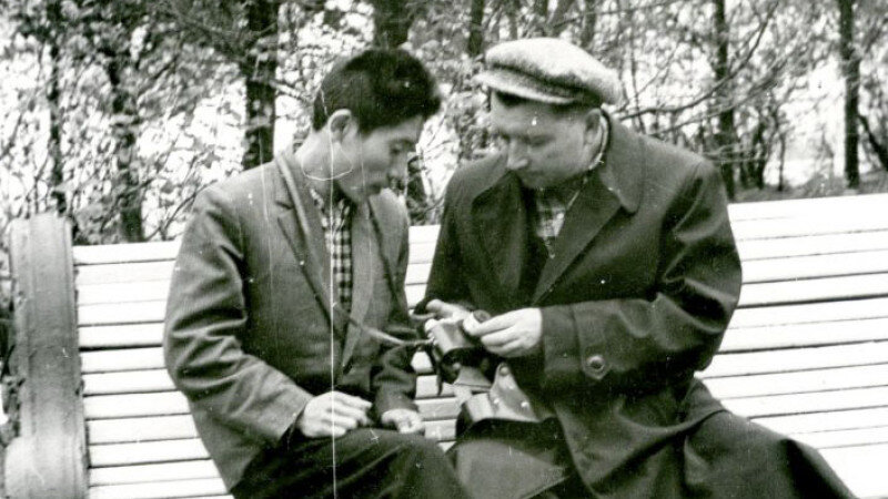     С. И. Пирогов (справа) дает урок фотомастерства. vk.com/kraevedaltay