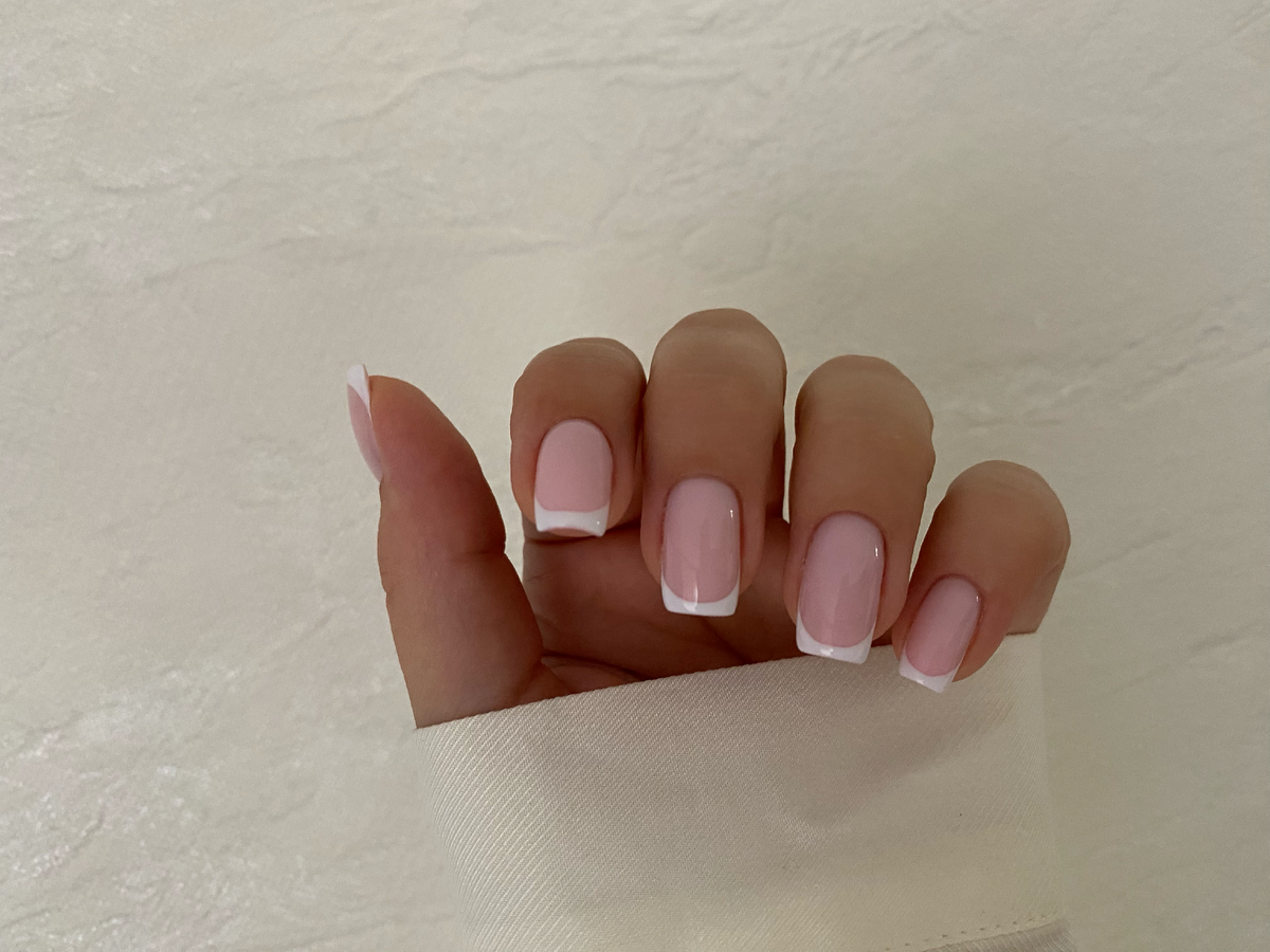 Красивый, модный, нежный, креативный, классический и даже свадебный вид покрытия ногтей в технике Французский Маникюр по простому Френч