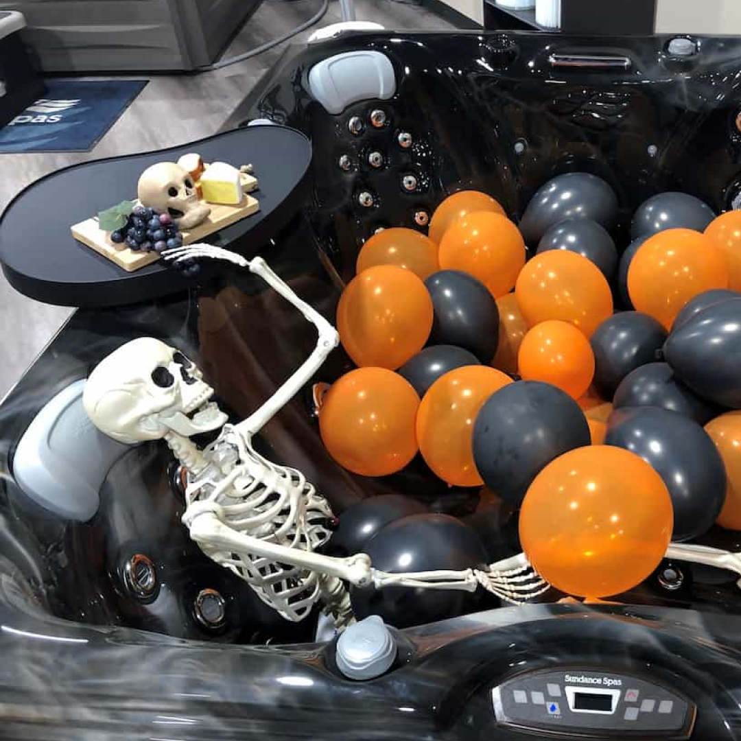 Скелет в спа-бассейне.