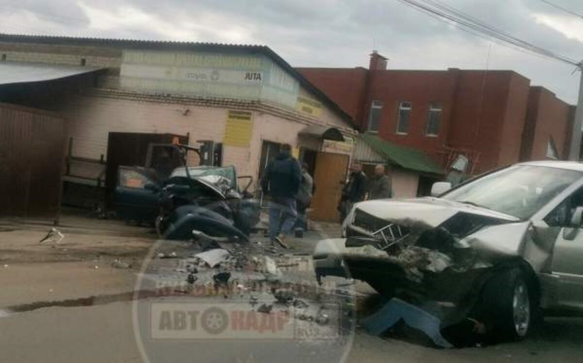    В Курске на Стрелецкой произошло лобовое столкновние двух машин