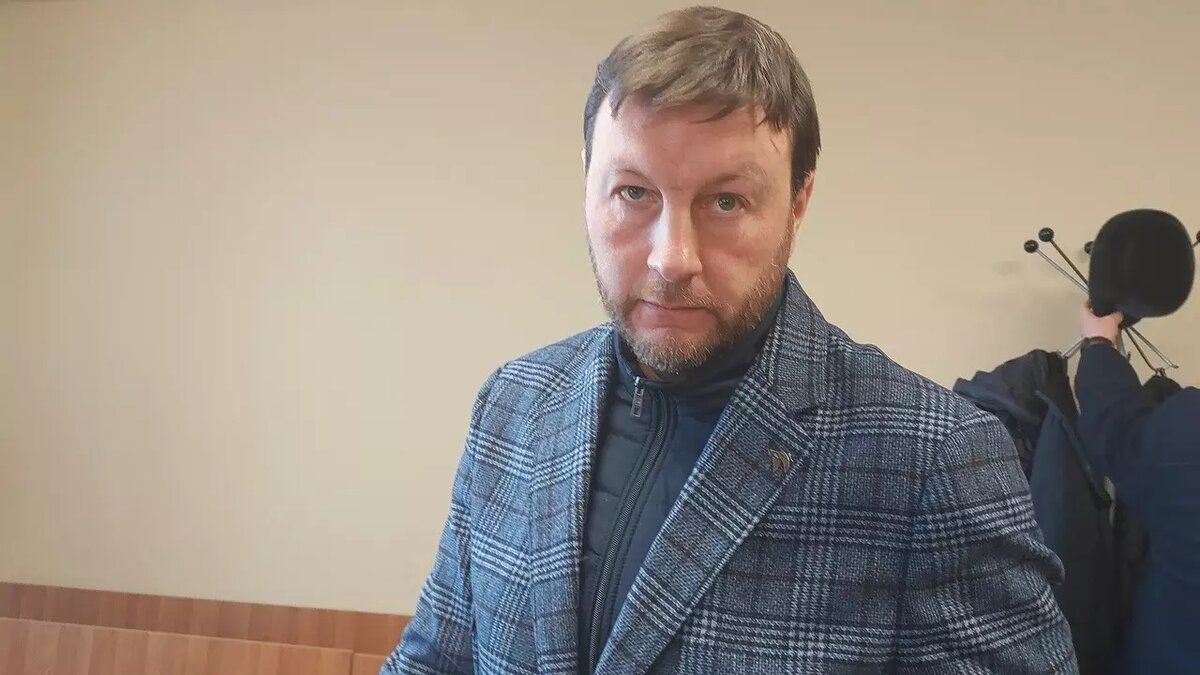     Экс-министру транспорта Нижегородской области Вадиму Власову начали зачитывать обвинение в превышении должностных полномочий в рамках повторного рассмотрения уголовного дела. Заседание прошло в Советском райсуде 18 октября. Корреспондент NewsNN присутствовал.