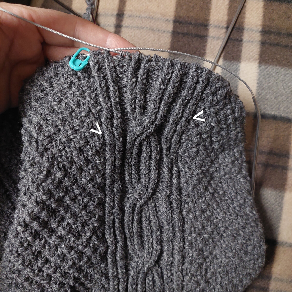 Изнаночные петли по бокам лампаса.