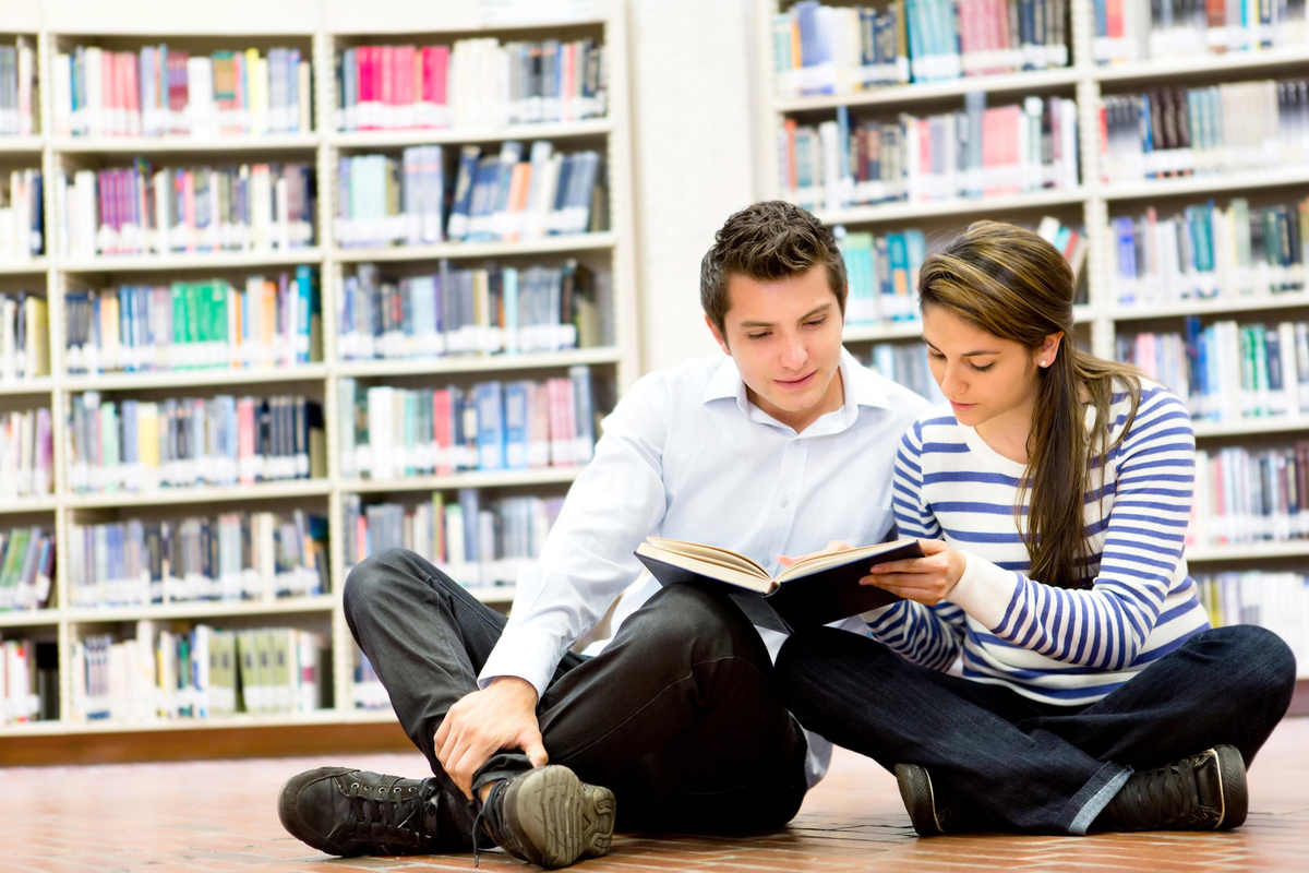 Дети и подростки в библиотеке. Подростки в библиотеке. Подросток с книгой. Книга человек. Чтение книг.