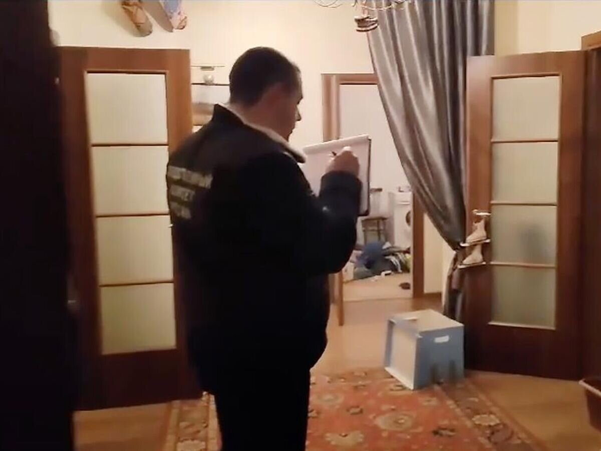    Сотрудник СК России на месте двойного убийства в коттедже в Истринском районе Подмосковья© ГСУ СК России по Московской области/Telegram