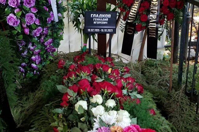    Рядом с кем похоронили композитора Гладкова?