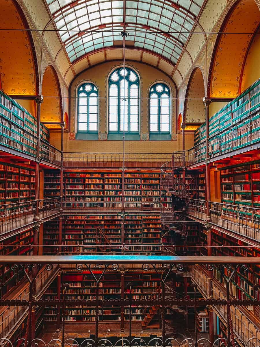 Крупнейшая библиотека европы. Европейские библиотеки. Библиотеки Европы. Современные европейские библиотеки. Самая красивая библиотека Вроцлава.