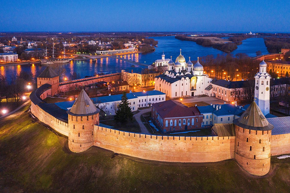 Новен. Великий Новгород экскурсии. Экскурсии в Новгородском Кремле. Великий Новгород 2022 достопримечательности. Великий Новгород прогулка по Кремлю.