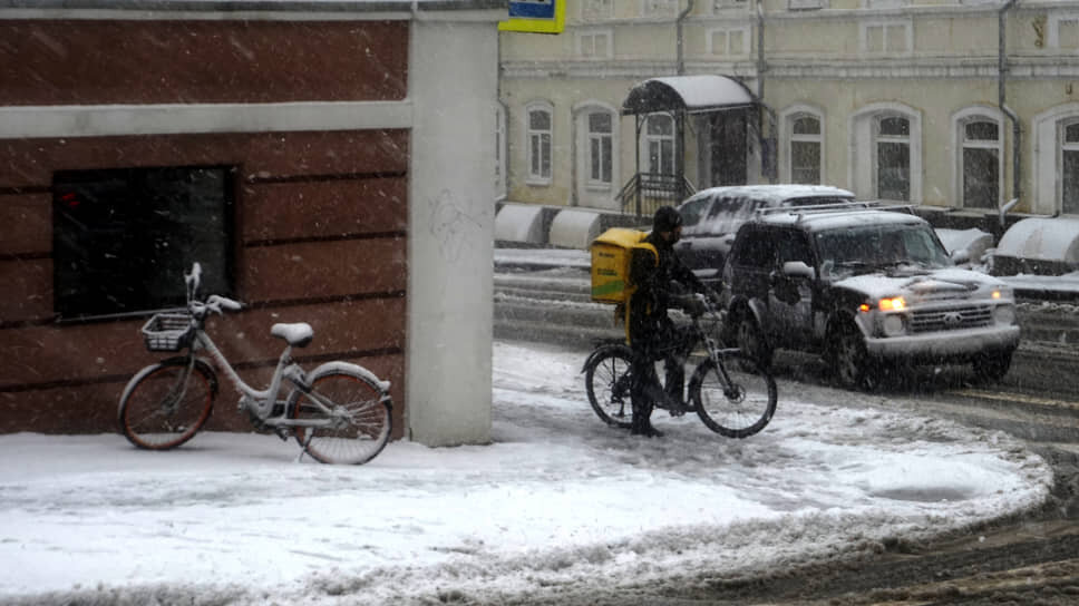 Фото: Роман Яровицын / Коммерсантъ📷В Нижнем Новгороде прошли сильные снегопады