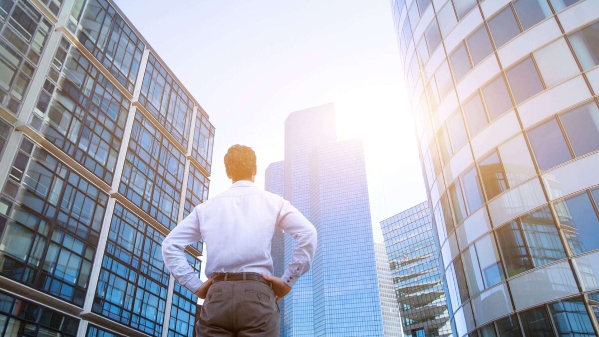     Дома, утопающие в зелени, спортплощадки и счастливые дети на качелях и каруселях — эти картинки с рекламных проспектов строящихся ЖК могут в скором времени исчезнуть навсегда. Депутаты написали новый законопроект, который обязывает застройщиков построить именно то, что нарисовали и рекламировали.