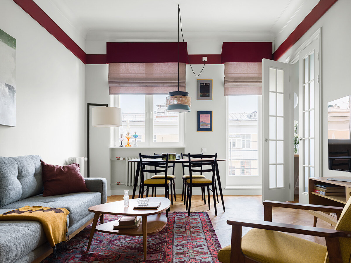 Гостиная. Диван Dantone, стол, лампа с абужуром и журнальный столик La Redoute, винтажные стулья и кресло — собственность хозяев, торшер Astro Lighting. 