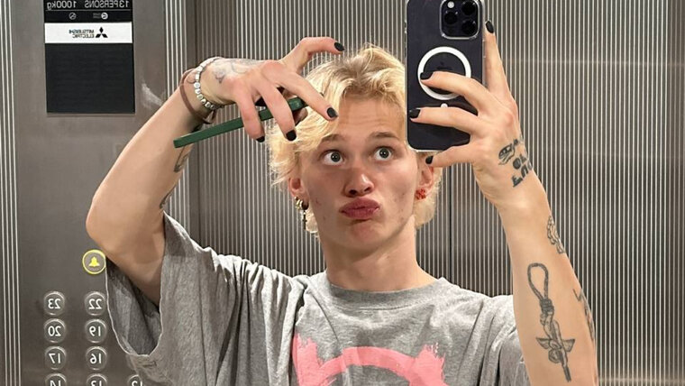    Даню Милохина избили после того, как он заглянул в окно жителя Тбилиси, сообщает Mash