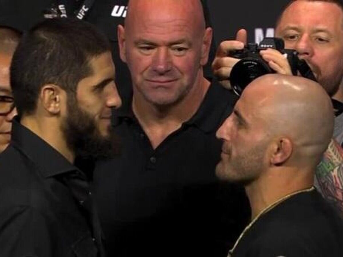    Стердаун Махачева и Волкановски перед UFC 294© UFC