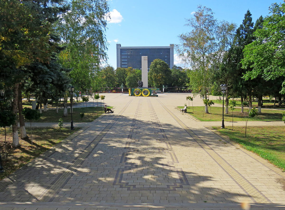 Дружба 2 майкоп. Площадь Ленина Майкоп. Площадь дружбы народов Майкоп. Площадь Ленина в Майкопе проект. Майкоп Ленинская площадь.