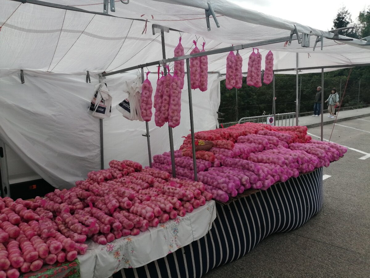 Продажа чеснока на рынке