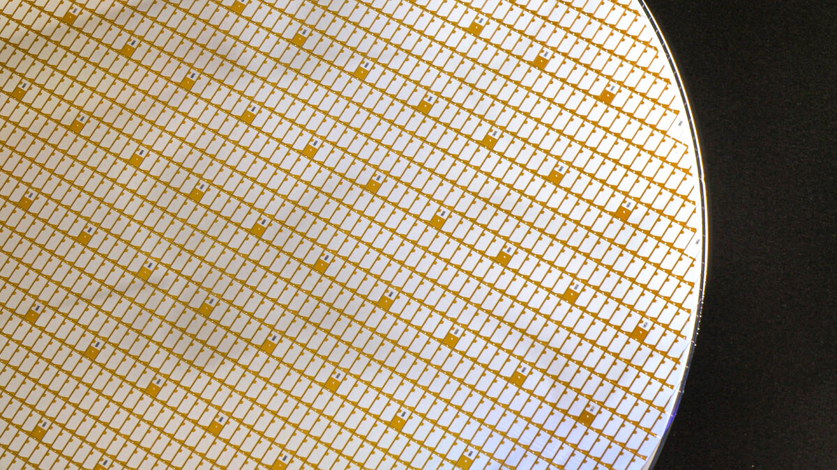 Пластина с микрочипами, произведённая на заводе Bosch в Германии, изображение: Bosch