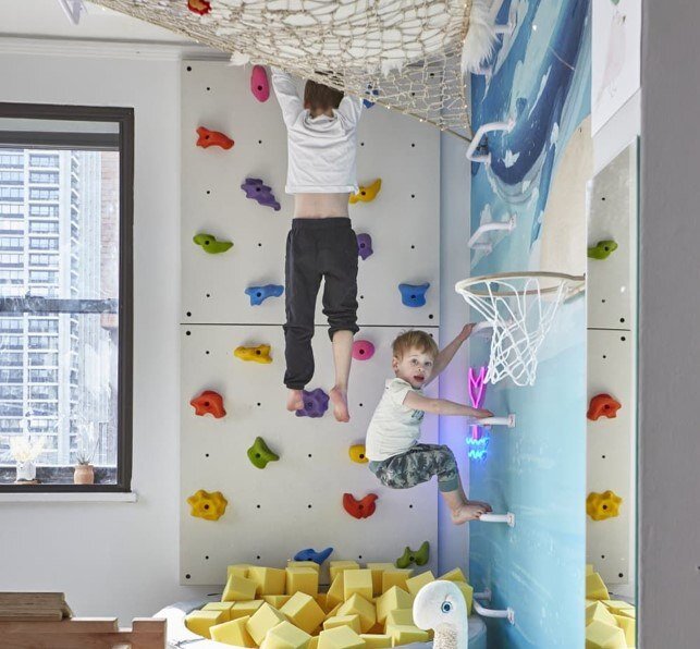 Под стенкой должно быть что-то мягкое. Фото: Apartment Therapy