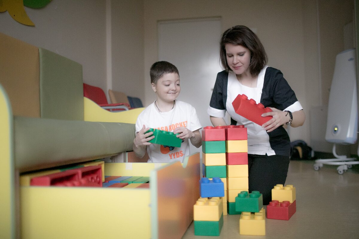 Ксюша с Костиком в игровой комнате детского онкоотделения Алмазова. Фото: Ольга Стриженкова для свет.дети