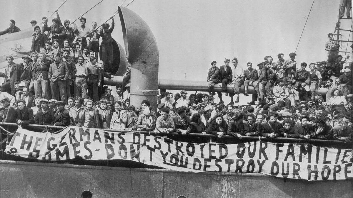 1948 г., в Палестину прибывают Евреи из Европы. Надпись гласит: "Немцы уничтожили наши семьи - не разрушайте наши надежды".