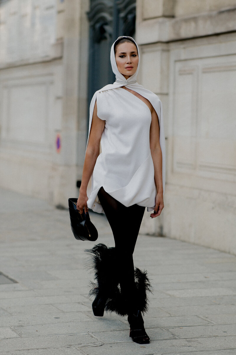    Светлое платье сочетается с темными колготками, если их правильно выбратьLegion-Media