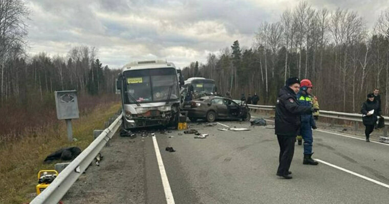    В ХМАО в ДТП погибли два человека при столкновении автобуса с легковушкой