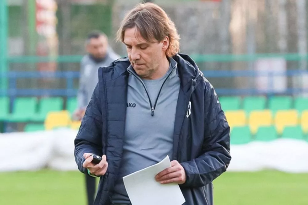   Тренер всегда следит за временем....