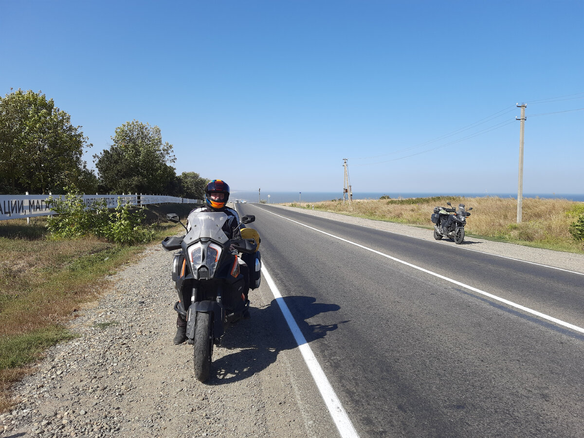 На горизонте - море