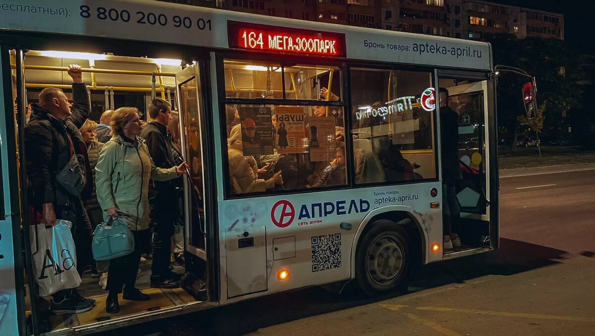     В Ростове на улице 45-й Линии в автобусе №70 выдавило стекло, об инциденте рассказал местный Telegram-канал.