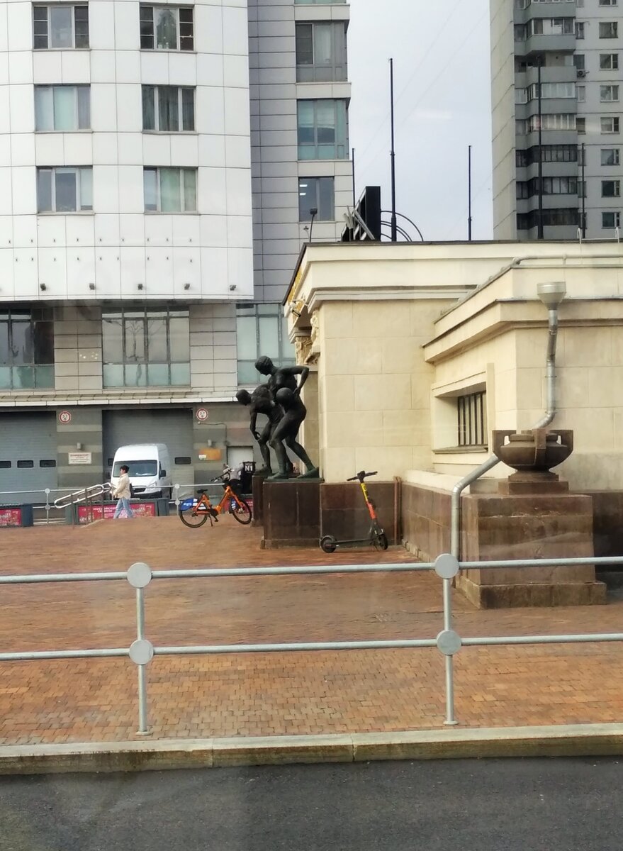 Сокольники. Скульптуру восстановили. Спортсмены. Люблю спортсменов 