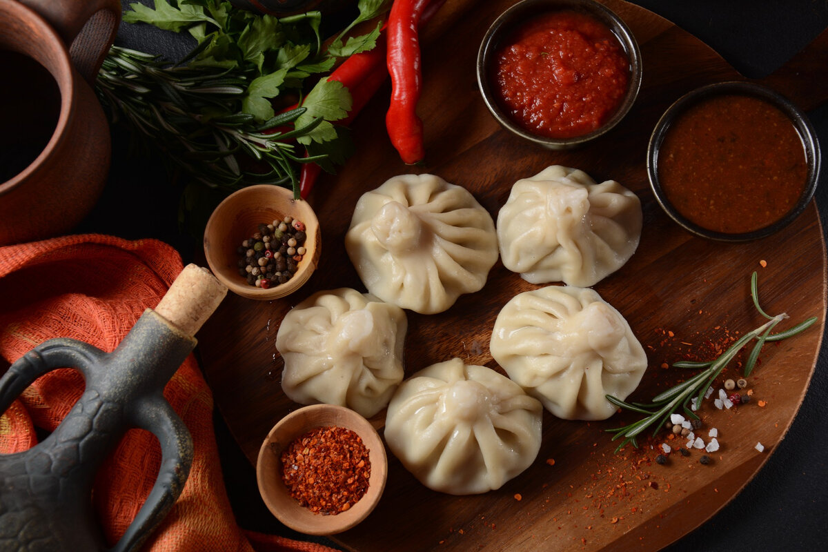 Одна из версий гласит, что хинкали придумали глубоко в древности кочевые народы, которым было необходимо каким-то образом сохранять качество мяса во время путешествий