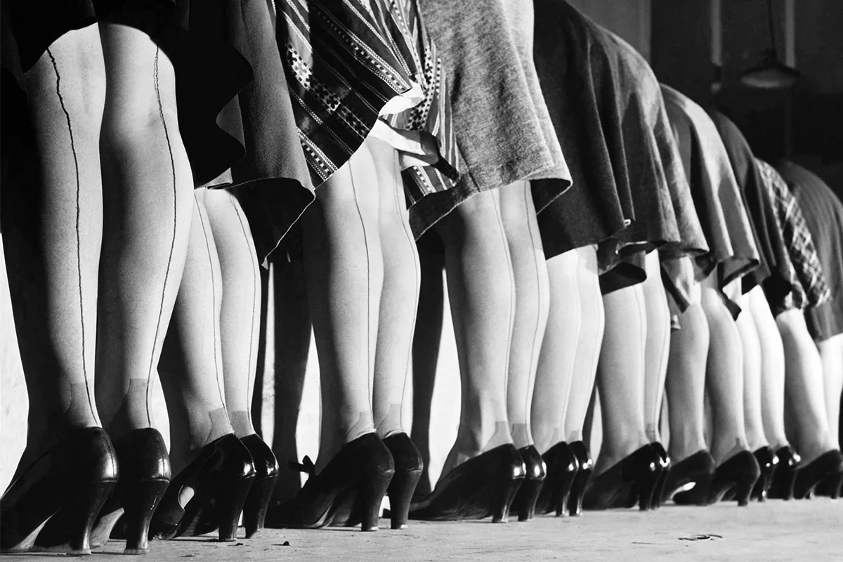 платье крестьянки енисейской губернии 19 век. одежда на руси. чулки dupont 1939. раньше появились женщины. нищие крестьяне 19 века.